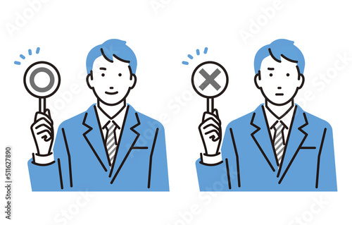 丸とバツの札を持つ就職活動中の男性
