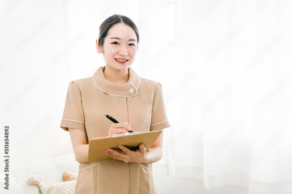 受付をするサロンスタッフの女性(カルテ・カウンセリング)
受付をするサロンスタッフの女性(カルテ・カウンセリング)