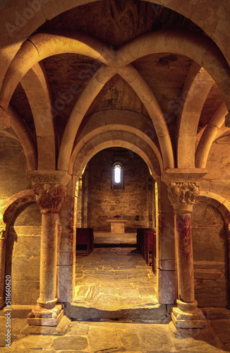 Tribuna romanica de marmol rosa.Priorato de Serrabona(Prieuré de Serrabone). Languedoc-Roussillon. Cordillera Pirenaica. Francia.