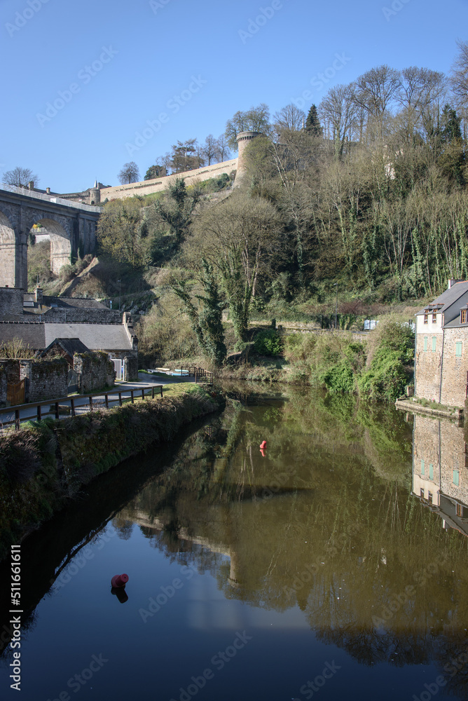 Fototapeta premium vue de la Rance à Dinan en Bretagne en France