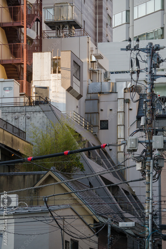 東京港区赤坂3丁目の折り重なるように建つビル