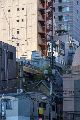 東京港区赤坂3丁目の折り重なるように建つビル © Tsubasa Mfg