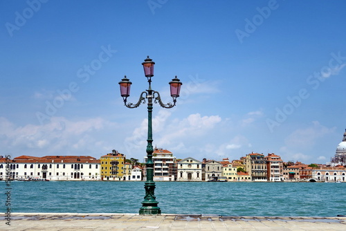Vue de Venise avec lampadaire ancien à trois branches.