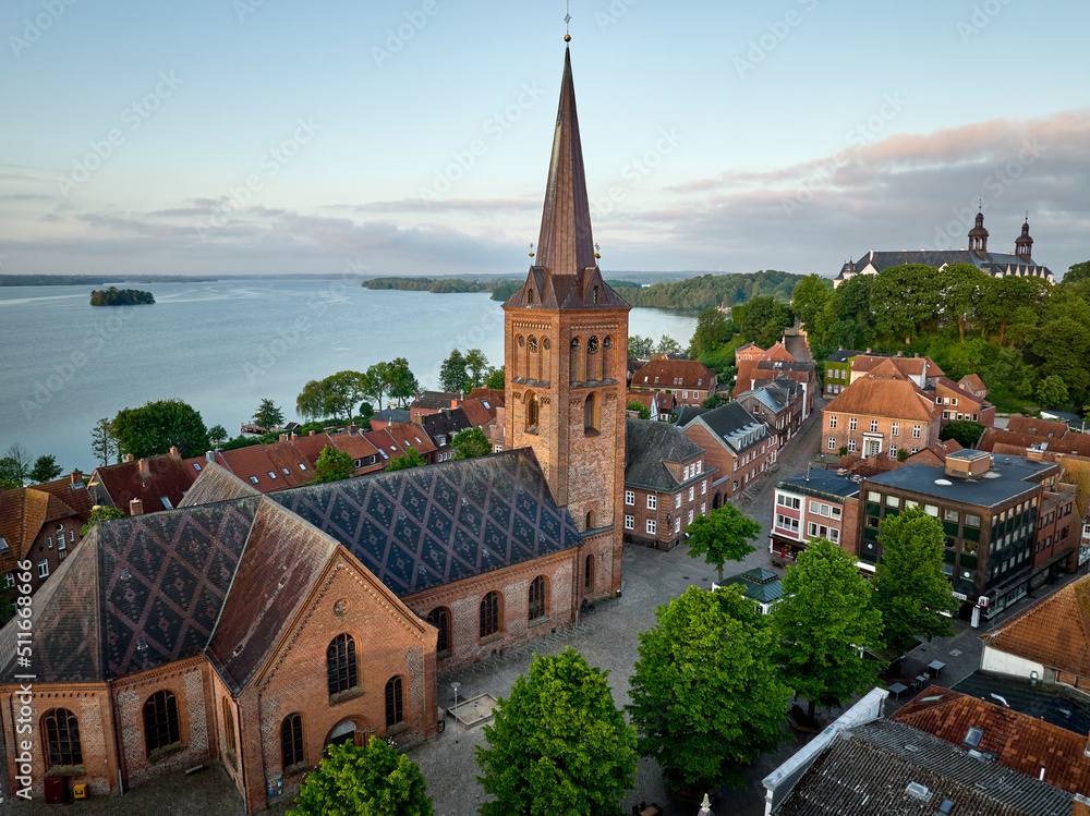 Plöner Kirche und Rathaus
