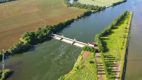 Bourgogne, Barrage sur la Saône (au début du canal de déviation de la Saône, à Pagny-le-Château)  photo