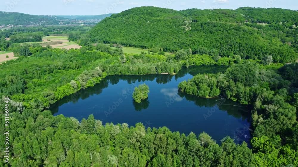 Lac bleu en France entouré de forêts. Etang isolé depuis une vue aérienne. Lac bleu en France entouré de forêts. Etang isolé depuis une vue aérienne.