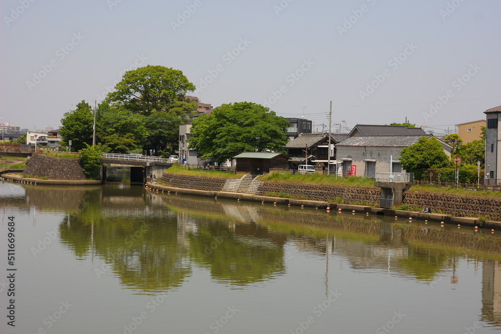 綾瀬川の風景と青い空：日本国埼玉県草加市