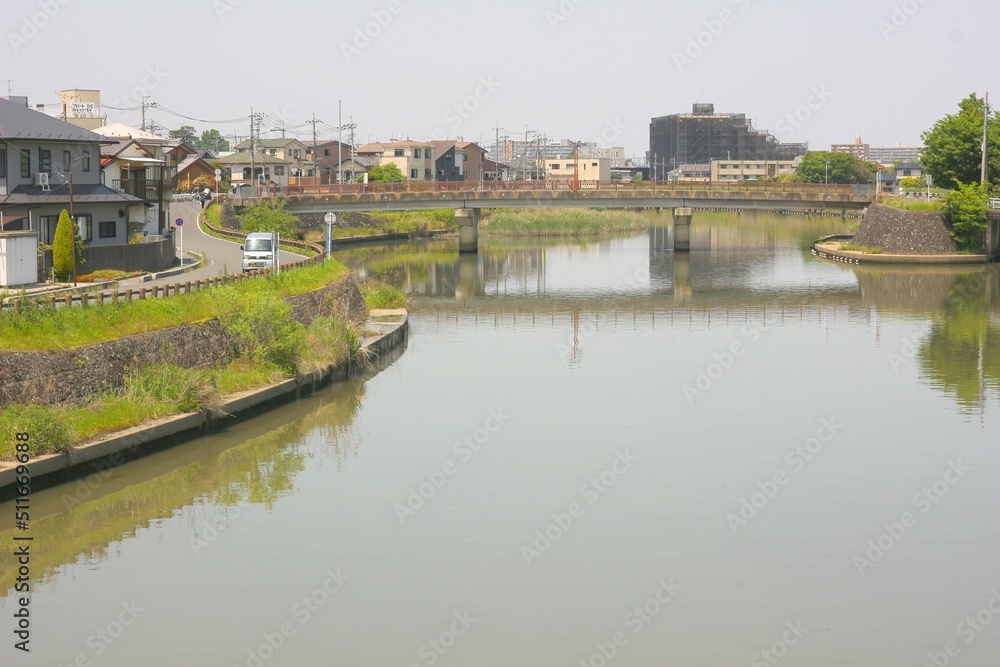 綾瀬川の風景と青い空：日本国埼玉県草加市