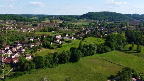 Multitudes d'habitations en campagne. Village rural français. photo