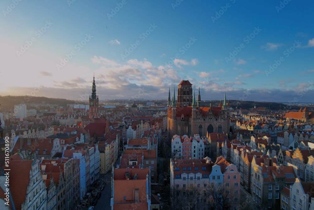 rynek miasto Gdańsk z drona w tle bazylika katedralna - obrazy, fototapety, plakaty 