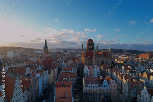 rynek miasto Gdańsk z drona w tle bazylika katedralna