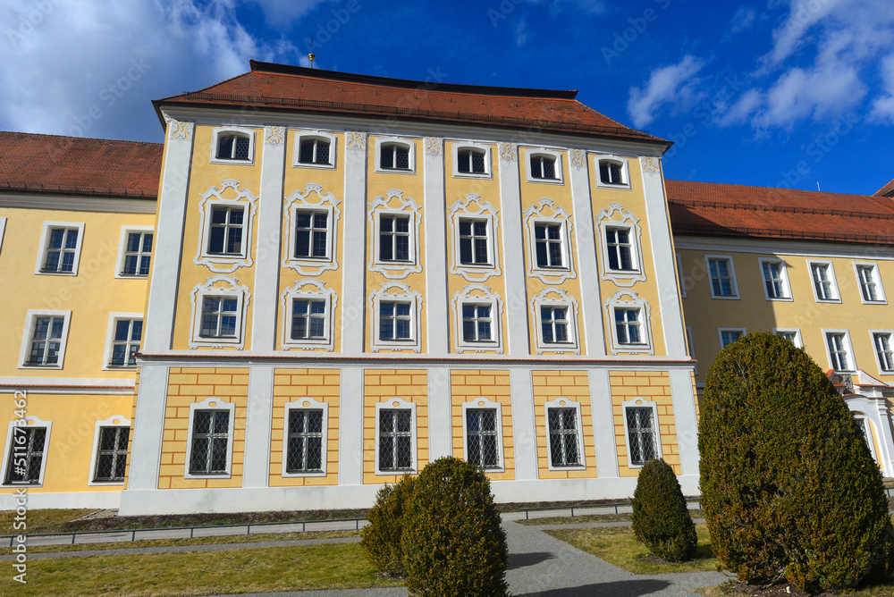 Fototapeta premium Kloster Roggenburg , Chorherrenstift des Prämonstratenserordens in Roggenburg im Landkreis Neu-Ulm, Bayern