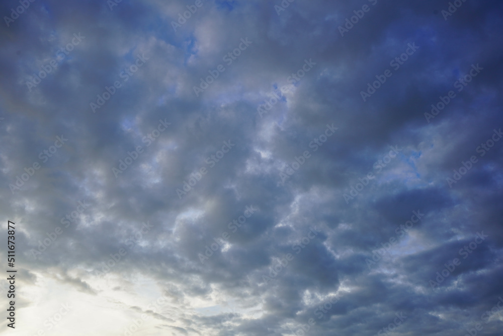 Obraz premium Looking up at clouds in blue sky