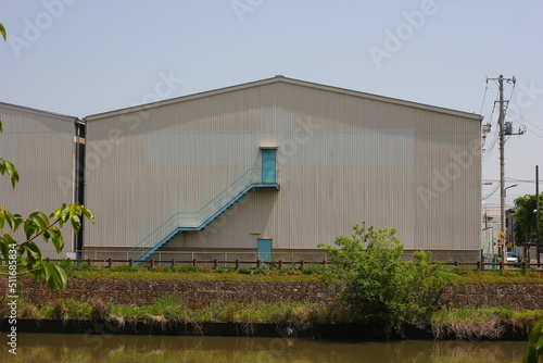 川沿いの工場、倉庫。製造業や流通業に利用される貸し倉庫、工場 photo