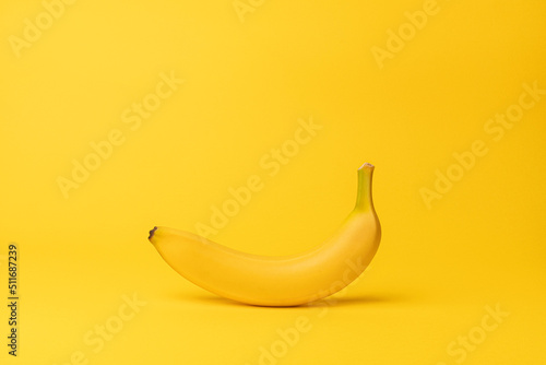 Foto natural yellow background yellow banana