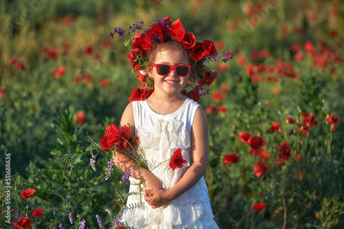Obraz na płótnie Happy little girl on a summer walk in a field with poppies w salonie