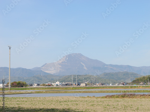Fotografie Mt. Ibuki seen across the field on a clear spring day.