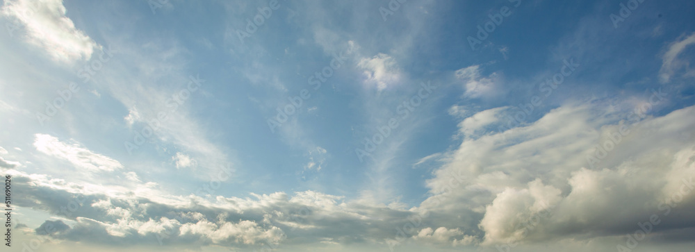 Naklejka premium Panorama sky with clouds on a sunny day. Beautiful flaffy clouds.