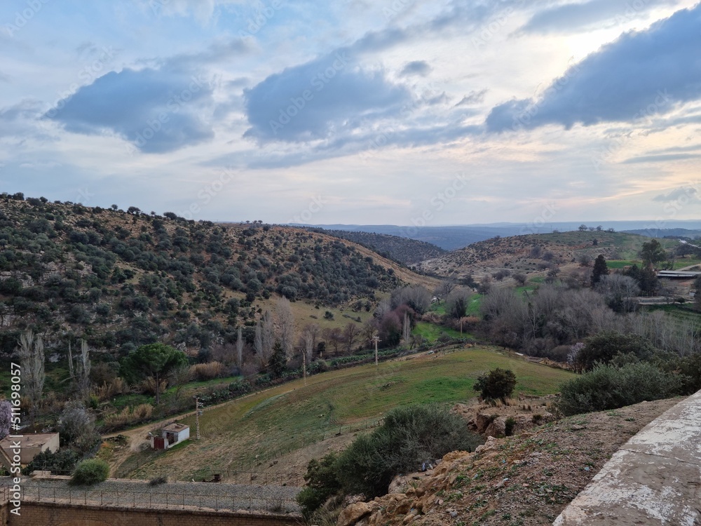 Obraz premium Photographing scenic nature from above a hill