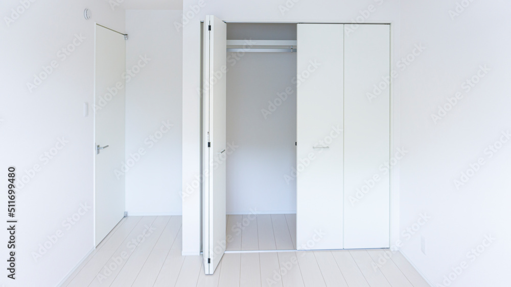 新築の家の新しいクローゼット 新築の家の新しいクローゼット