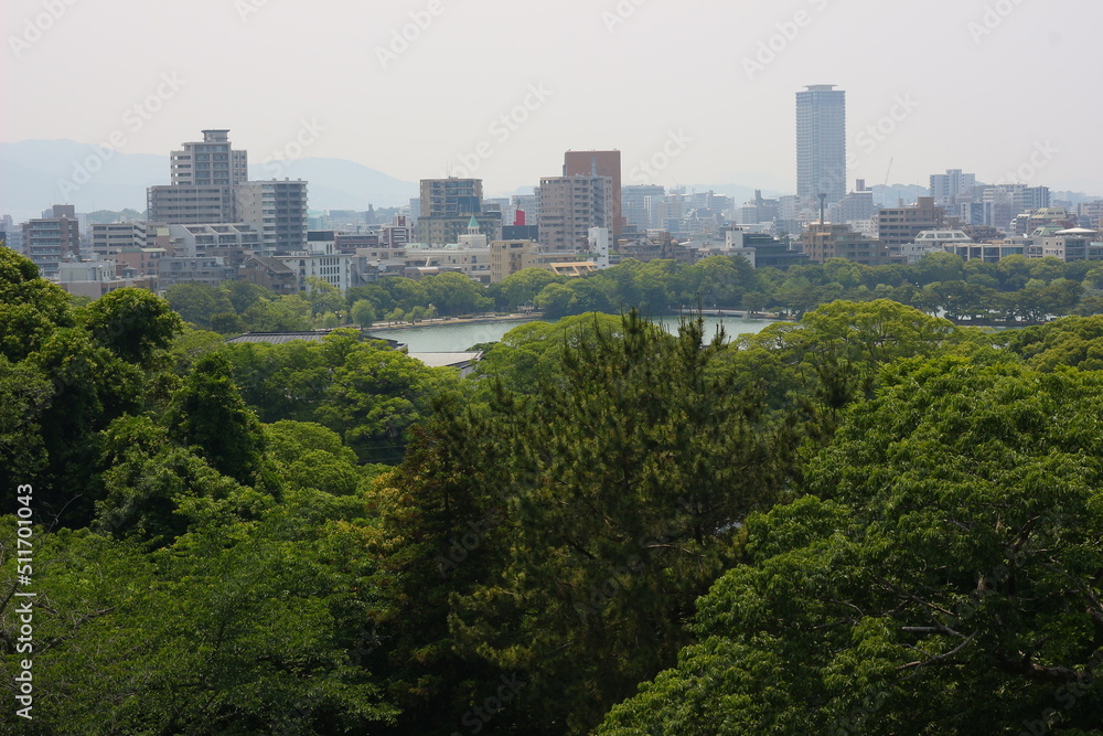 福岡城跡の天守閣から見た緑と建物に囲まれた都市景観 ：日本、福岡県福岡市