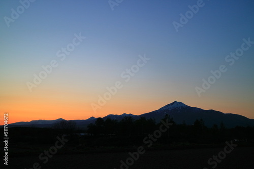 北海道 夕暮れ時のニセコ山系 