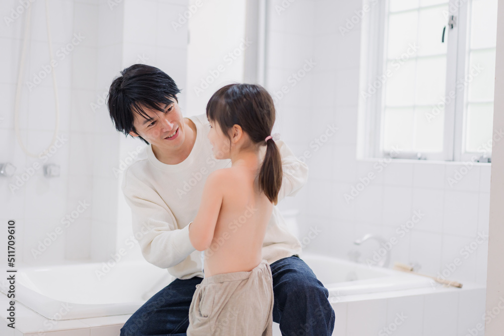 お風呂で娘の体を拭くお父さん お風呂で娘の体を拭くお父さん