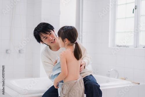 お風呂で娘の体を拭くお父さん © maroke