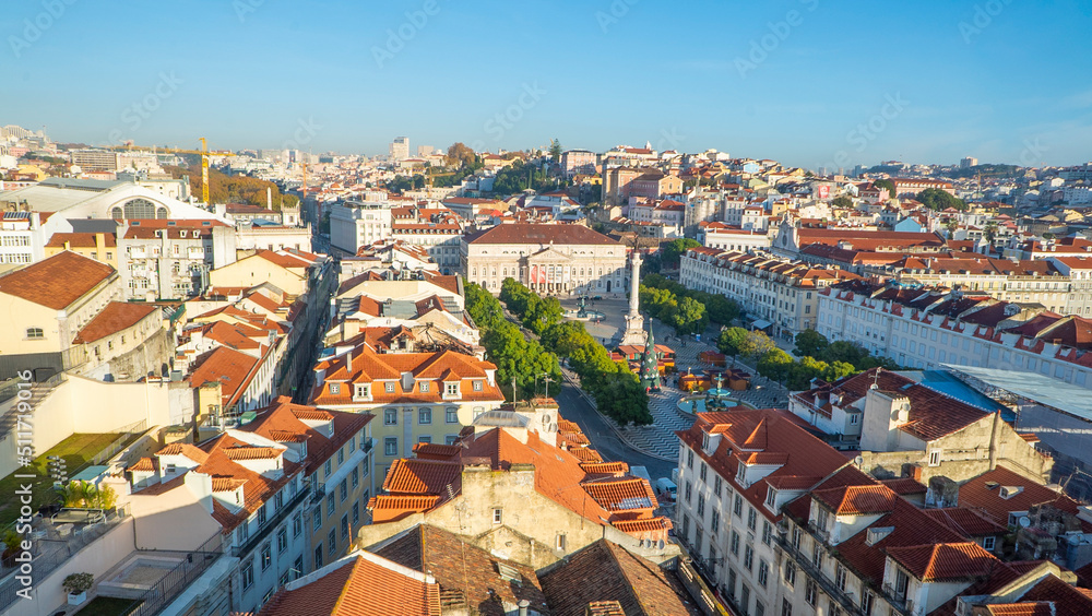 Hausdächer in der Innenstadt von Lissabon