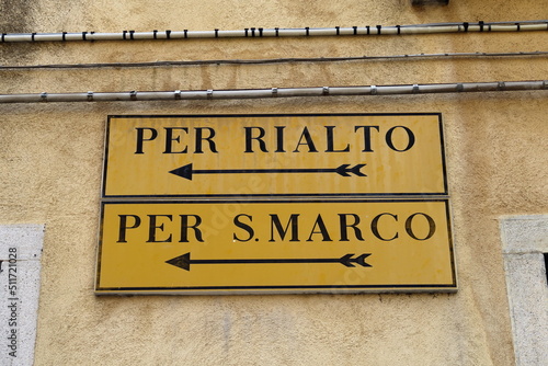 Per Rialto. Per San Marco. Panneau indicateur noir sur fond jaune. Venise. Italie.
