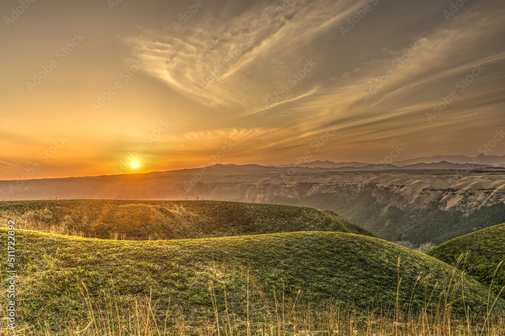 Fototapeta premium 九州、阿蘇の外輪山へ落ちる夕陽