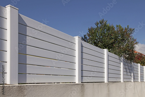 Brise-vue en aluminium blanc d'une maison 