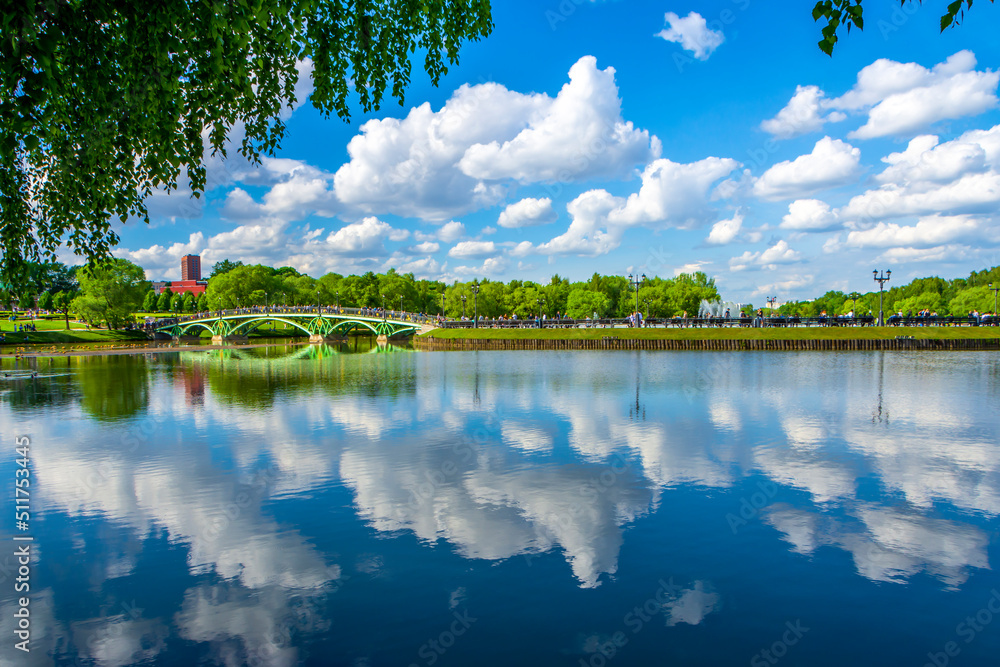 Obraz premium Tsaritsynsky park in Moscow on a sunny summer day. View of the river with reflection and bridge. Tsaritsynsky Park is one of the main tourist attractions in Moscow.