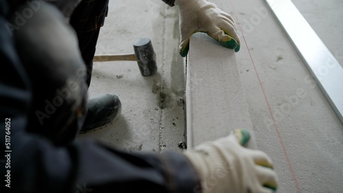 Foto Builder builds a concrete wall made of cement blocks on the construction site of a residential building with his own hands