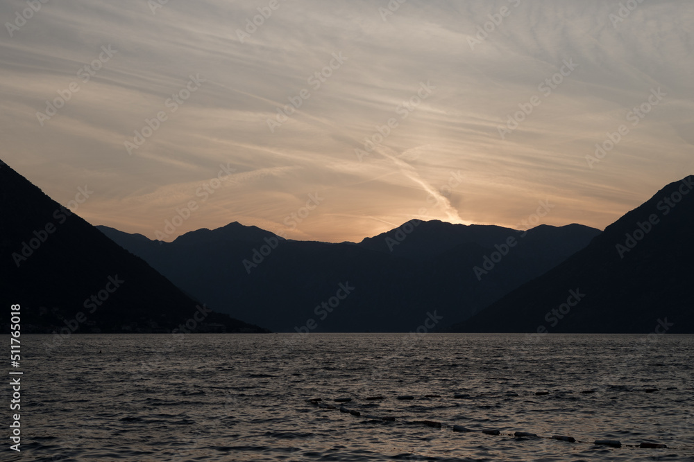 Mar e montanha com pôr do Sol em Kotor, Montenegro