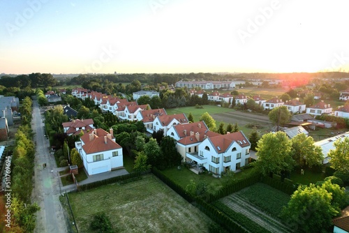 Warszawa, osiedle domów jednorodzinnych na warszawskim Wilanowie, budowa domu, zielone pola.