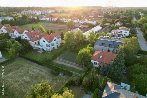 Warszawa, osiedle domów jednorodzinnych na warszawskim Wilanowie, budowa domu, zielone pola.