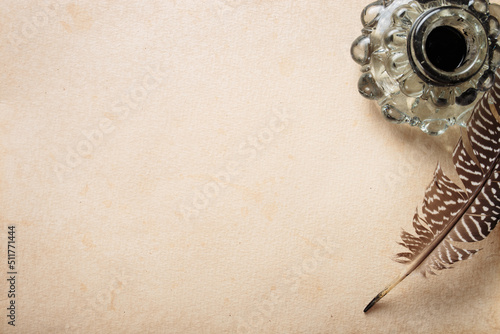 Obraz na płótnie Old quill pen and vintage inkwell with old paper blank sheet