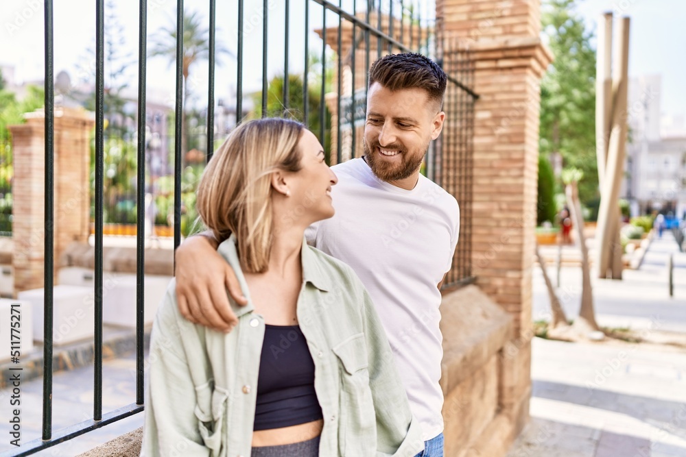 © Krakenimages.com - Young caucasian couple of boyfriend and girlfriend having fun outdoors on a un sunny day