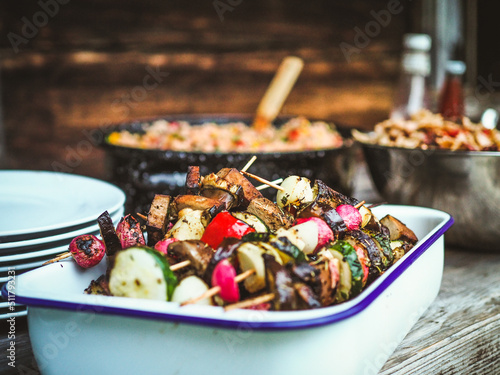 Foto vegan grilled vegetable skewers like zucchini, mushroom, tomato, onion  pepper,