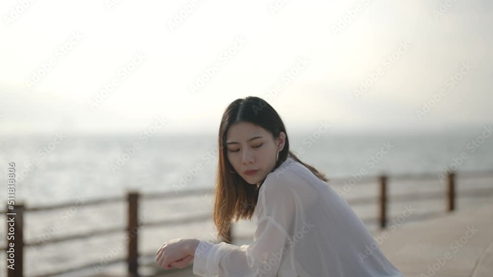夕暮れの海にいる女性 夕暮れの海にいる女性