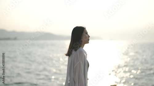 夕暮れの海にいる女性