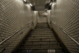 日本の東京の地下鉄駅にある、地下の階段と通路