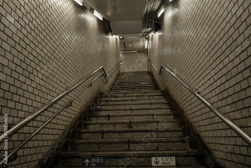 日本の東京の地下鉄駅にある、地下の階段と通路