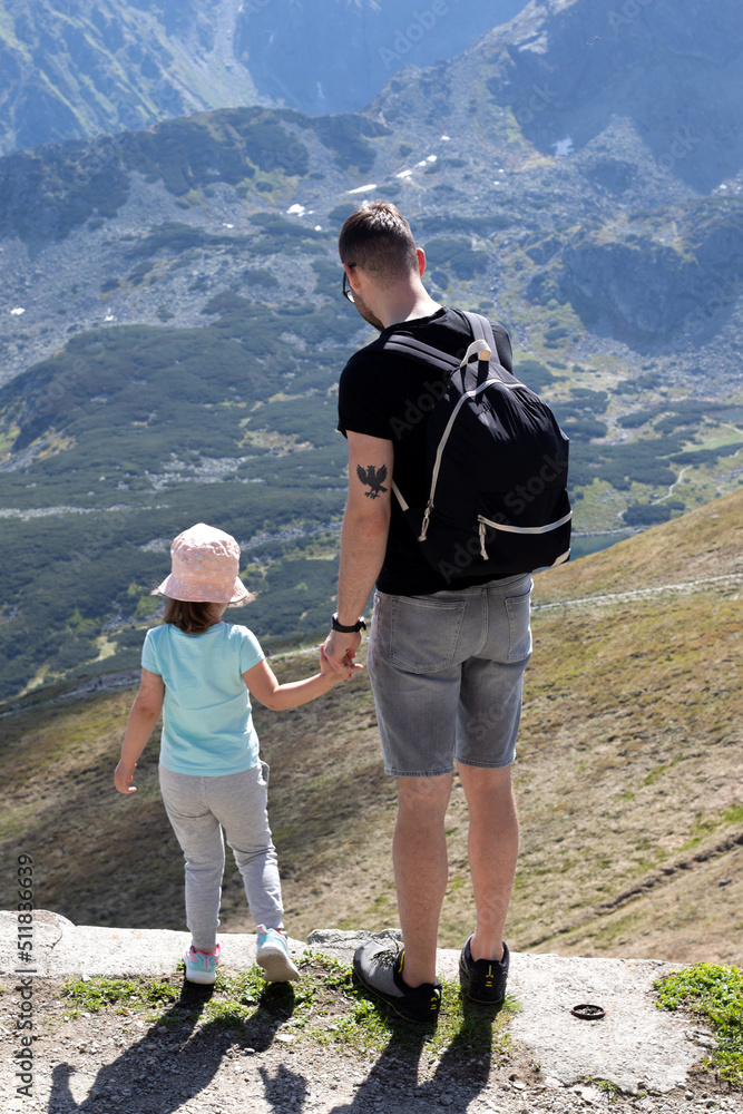 Obraz premium father and daughter in the mountains 