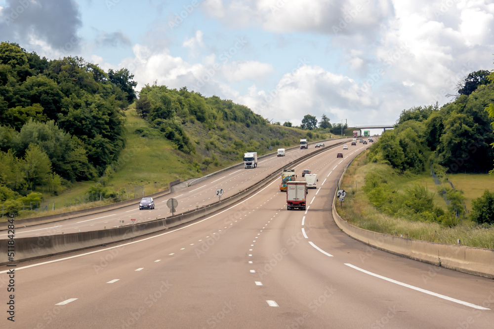vue des voitures roulant sur une autoroute vue des voitures roulant sur une autoroute