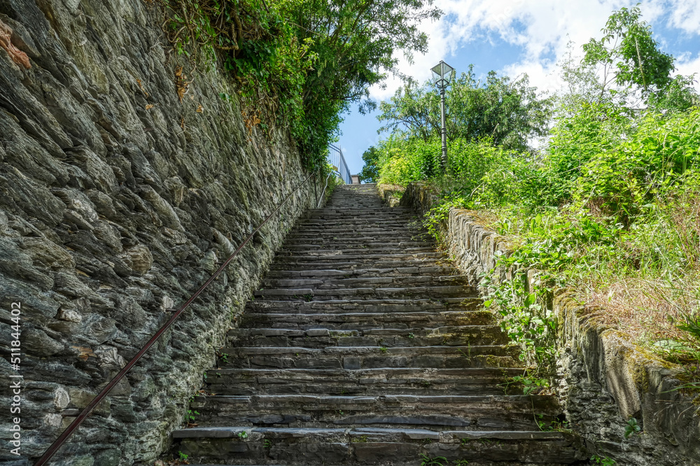 Historische Treppe zu einer Burg in Bacharach