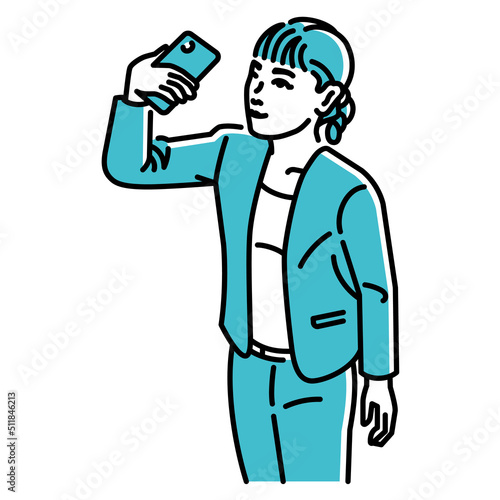 スマートフォンで撮影をするビジネスパーソン（女性）
