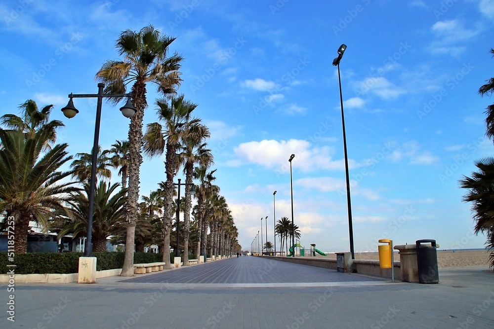 Carrer (calle en valenciano) d´otumba, Valencia, España. Gran avenida recta que discurre paralela a la playa de la capital valenciana.
