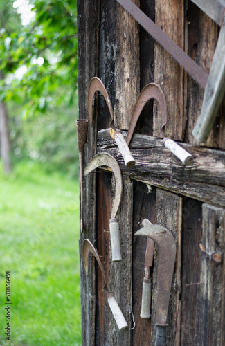 Obraz na płótnie Old rusty gardening tools hanging on the wall w salonie